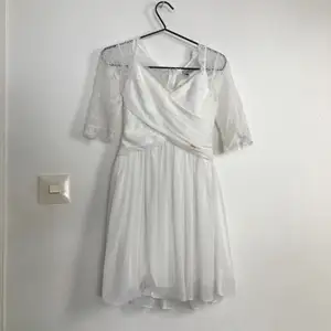 Jättefin Chiara Forthi klänning som passar perfekt ill skolavslutning mm. Endast använd en gång och säljer pga att den inte kommer till användning. Funkar för både Xs\S NYPRIS: 900 kr 