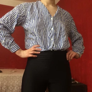  - En blåvitrandig skjorta i jättefin tunnt material. Frakt +20kr