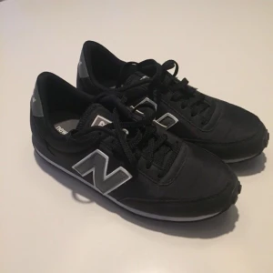  - Svarta sneakers Använda två gånger Som nya!