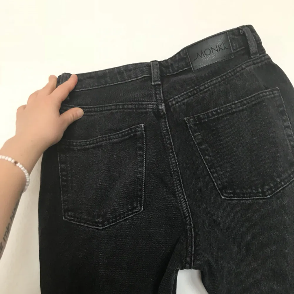 Mom-jeans från monki! För små för mig, därför säljs dem. Färgen är washed black och de är höga i midjan. Frakt 45:- eller möte i jkpg/habo 🌼. Jeans & Byxor.