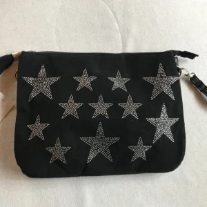  - Väska med stjärnor, aldrig använd. För mer info, skriv så ska jag försöka svara så fort jag kan :)