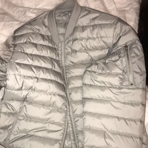  - Grå bomberjacka från Line of Olsen, ganska stor i storleken så passar defenitivt en M också! Använd 1 gång. 