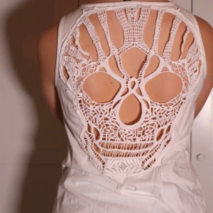  - Linne med virkad rygg i form av en döskalle. Super skön och snygg på sommaren!  Mjukt material i bomull. Kan mötas i Stockholm, annars står köparen för eventuell frakt.