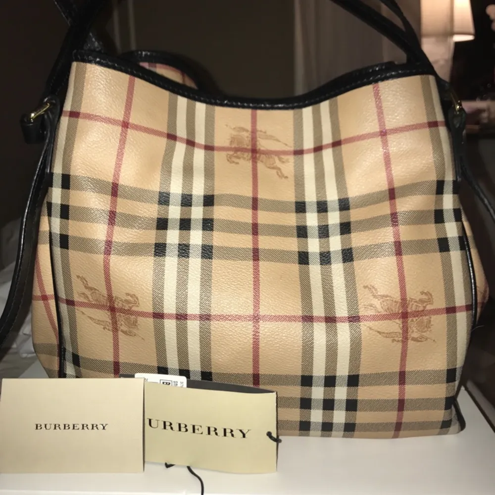 Äkta Burberry , äkthet kan intygas :) Nypris 9500. Väskor.