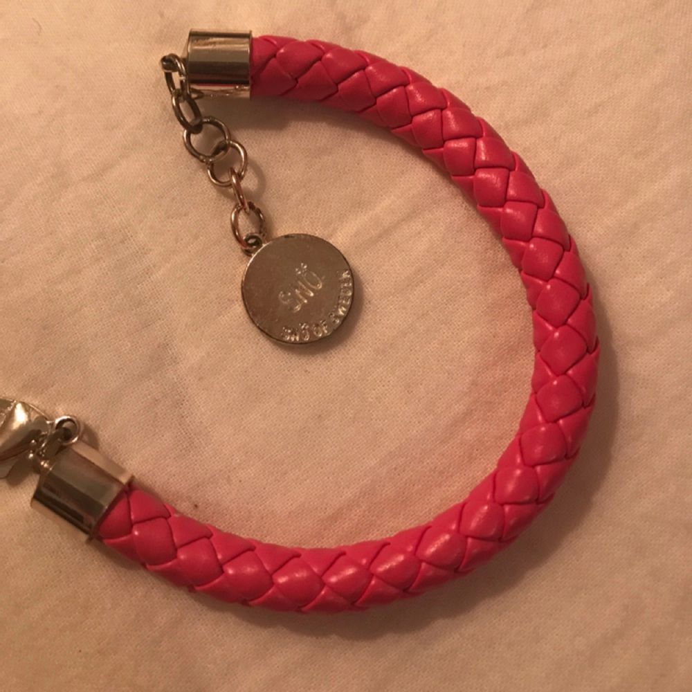 Snö of sweden armband i rosa läder.. Accessoarer.