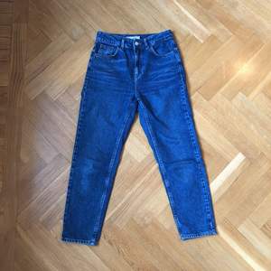 Supersköna jeans från Monki i modellen MOM. Kan mötas upp i Sthlm och Uppsala. Frakt tillkommer. 