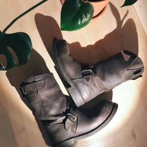  - Bruna Primeboots i storlek 39,5 passar mig som har både 39 och 40 beroende på sko. Jag har använt dessa under en termin men varit noggrann på att vårda dem under tiden dvs skosmörj osv. Nypris 3.199 säljer dem för 500 kronor.