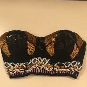  - Skitsnygg top från Bikbok! Strl S. Passar en 70-75B skulle jag säga. 