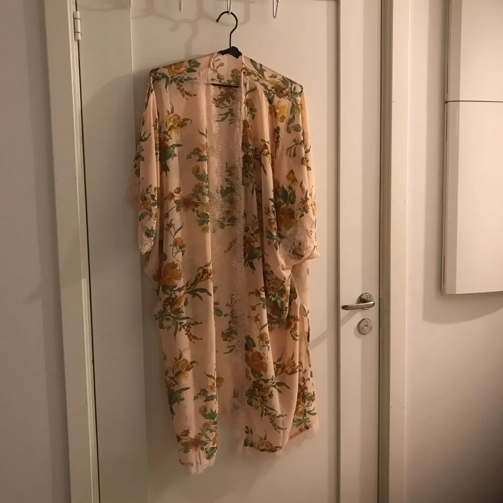 Tunn kimono som kommer från Forever 21. I storlek s/m.  Säljs på grund av att jag håller på att förnya garderoben.  Det går att mötas upp i antingen centrala Västerås eller i centrala Stockholm. Fraktar dessvärre inte. Och har Swish.. Klänningar.