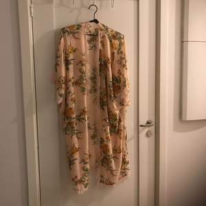 Tunn kimono som kommer från Forever 21. I storlek s/m.  Säljs på grund av att jag håller på att förnya garderoben.  Det går att mötas upp i antingen centrala Västerås eller i centrala Stockholm. Fraktar dessvärre inte. Och har Swish.