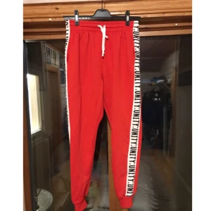  - Mjukis byxor från Bikbok med texten Unity, aldrig använd✨ Kan skickas men då betar köparen frakt som blir 59kr 📮  Katt finns i hemmet 🐈