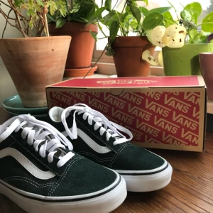  - Säljer ett par äkta mörk gröna old school vans i storlek 38, enbart använda 1 gång och kommer i original kartong. Möter upp i stockholm eller så betalar köparen frakt.
