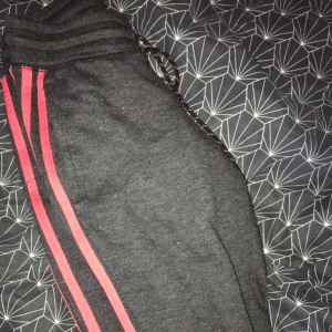  - Adidas mjukisbyxor Har ett vitt sträck i bak istället för ett svart, var så när jag köpte dem men de syns inge mycket.