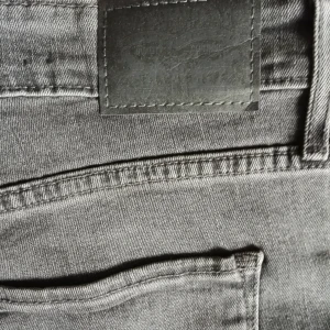  - Grå Levi's byxor, endast haft på en gång Kan testas innan köp! 