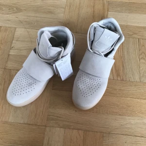  - Jättesnygga skor från Adidas i beige, oanvända med prislapp och kartong kvar! Köpta här på Plick men är tyvärr för stora för mig 💔 verkligen sååå fina 