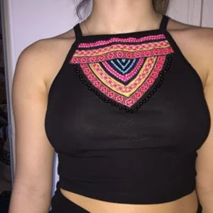  - Svart magtröja i bomull med pärlbrodyr från H&Ms Coachella kollektion. Använd 1 gång.