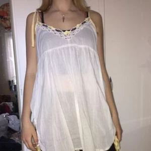  - Vit linneklänning med ljusgula detaljer och brodyr, från Vila. Strl S men kan passa M. 