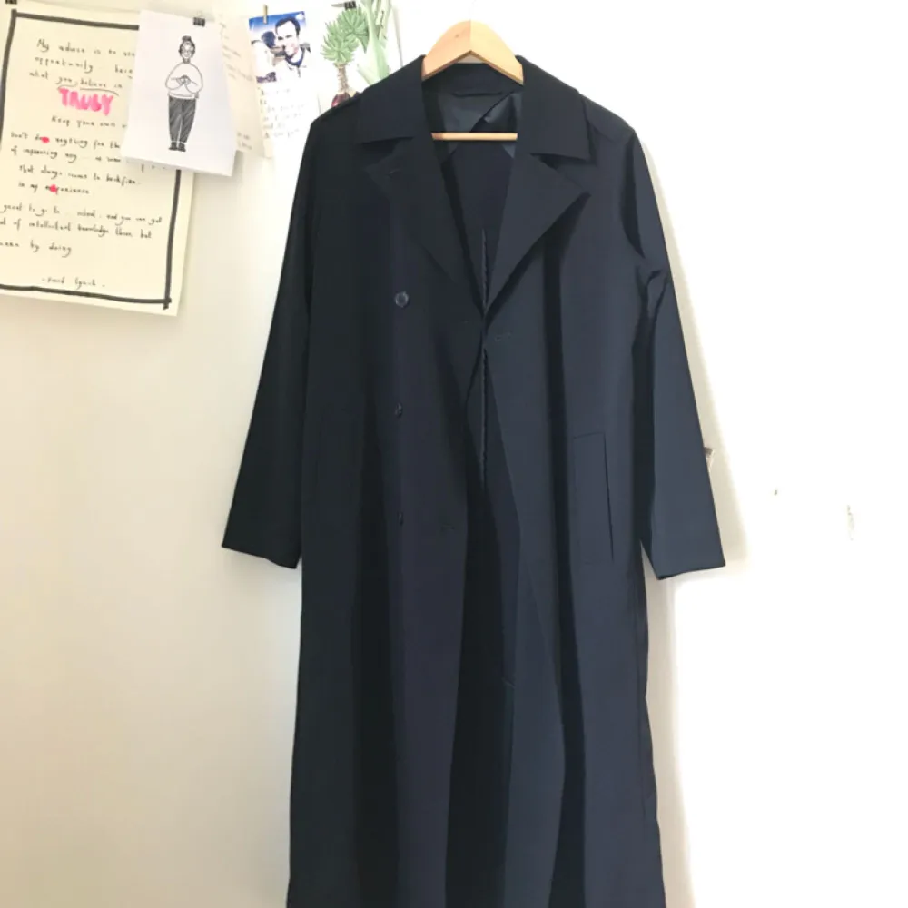 Owow it’s a trench coat long. I’m a 1.68 and this coat falls right above my ankle. It’s super new, rarely worn. Marine blue. I had a marine blue period and now I’m falling out of it. . Jackor.