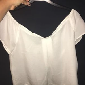  - Tunn off-sholder topp. Köpt på Nelly.com. Knappt använd 