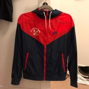  - Tunn vindjacka. Storlek M men sitter perfekt på mig som är en XS/S. (Frakt är inkluderat i priset) 