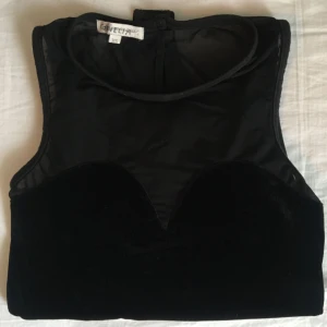  - Sammetsbody med mesh upptill. Knapp i bak och nedtill. Står XS men passar också S. Sparsamt använd. Möts upp i Stockholm! :) 