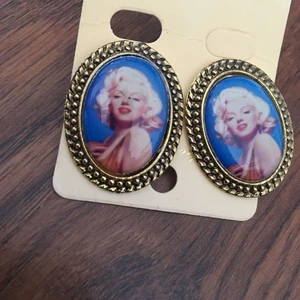  - Örhängen oanvända 50 kr