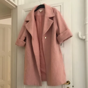  - Rosa kappa köpt från H&M Trend för över 1000 kr. Använd, därav 200 kr. 