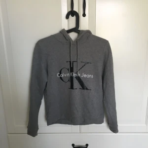  - Hoodie från Calvin Klein i stl xs. Använd ett fåtal gånger så nyskick. Köparen står för frakten