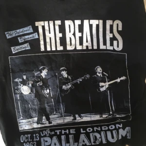  - Beatles t-shirt. Storlek S men passar på en M oxå.  Bara fråga om du vill ha mer bilder :) + frakt 