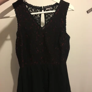  - Röd och svart blus.Svart blommönster med röd bakgrund fram och blmmönster man ser igenom där bak. Använd fåtal gånger,den är som ny