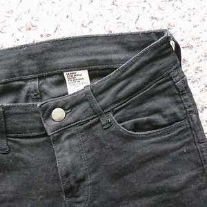 Svarta skinny fit jeans med låg midja, men skulle säga normalhög. Endast provade då de är för långa och stora över vaderna för mig. 