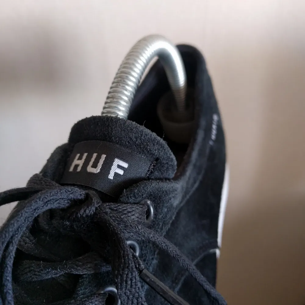 Fri frakt! 👟 Sko från Huf i svart mocka. Den passar inte min fot så endast använd ett fåtal gånger. . Skor.
