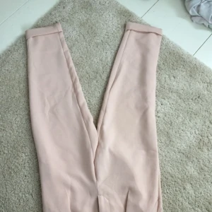  - Super snygga ljusrosa kostymbyxor!