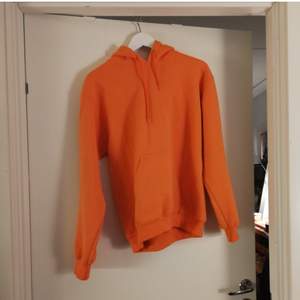 En jääättefin orange hoodie som är köpt här på plick! Säljer pga använder den inte, lite fel färg på mig insåg jag. Endast provad och jättemysig. Priset är inklusive frakt :))) 