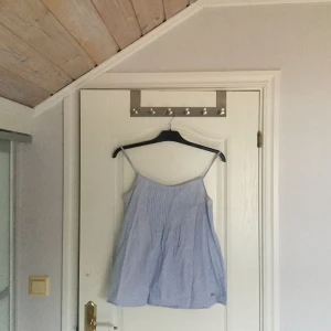  - Blå, vit randigt linné i blues tyg med insydd resor i ryggen för bra passform. I bra skick.