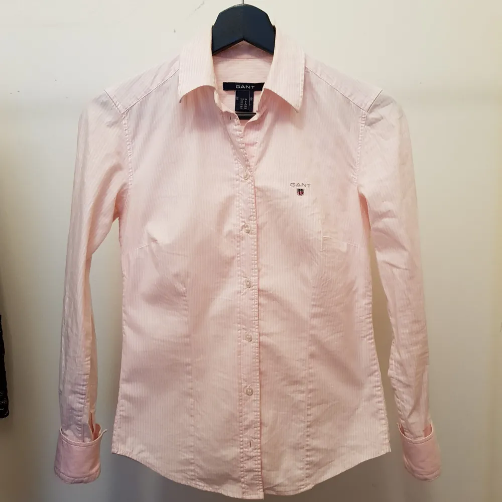Fin Gant skjorta i strl 32, sparsamt använd, mycket fint skick. Kan hämtas i tc.     . Skjortor.