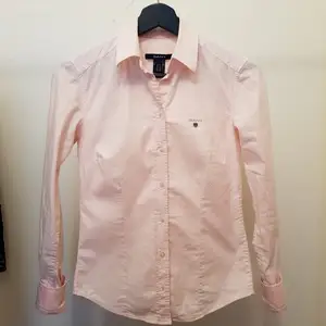Fin Gant skjorta i strl 32, sparsamt använd, mycket fint skick. Kan hämtas i tc.     