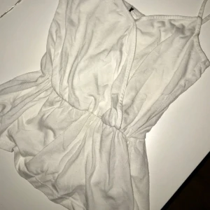  - sött linne från gina tricot storlek XS använd många gånger så inte i världens bästa skick. köpare står för frakt.