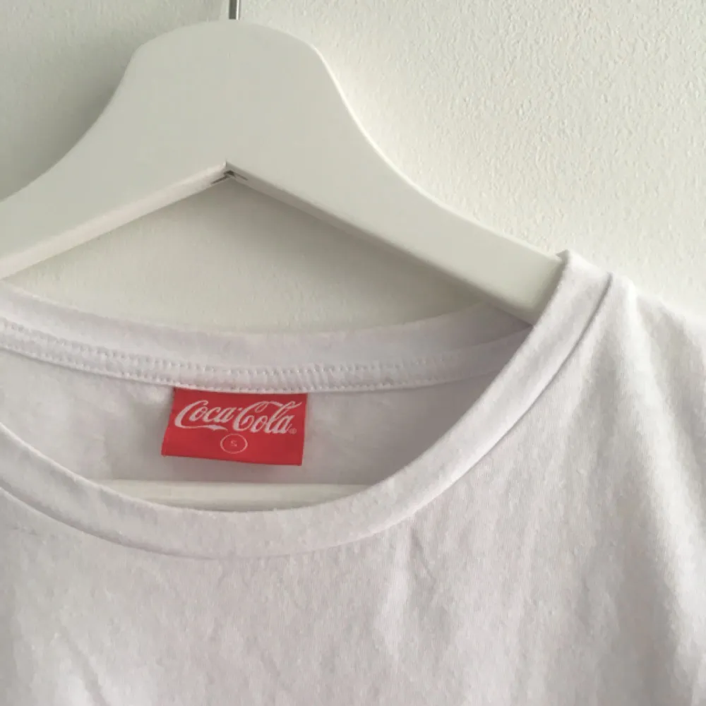 En enkel T-shirt med snyggt tryck 🙌🏼     Köpare står för frakt . T-shirts.