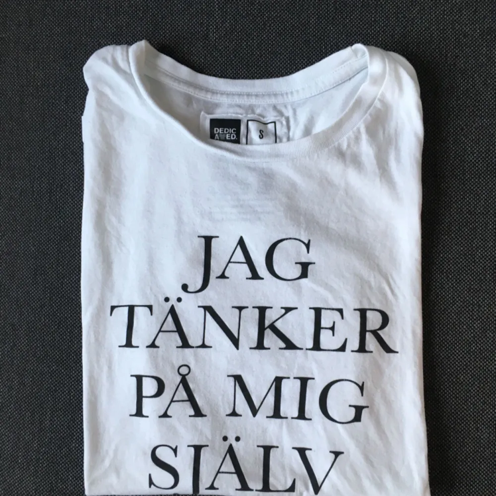 Tre t-shirts med Marianne Lindberg De Geer print. Båda för 120kr🌙 . T-shirts.