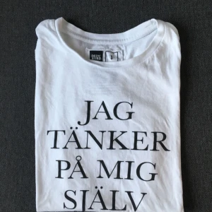  - Tre t-shirts med Marianne Lindberg De Geer print. Båda för 120kr🌙 