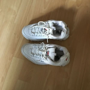  - FILA-skor. Använda ett par gånger men inte i närheten av att vara slitna. Säljer pga gör mig av med skor när jag skaffar nya. Du står för frakten. 🌟