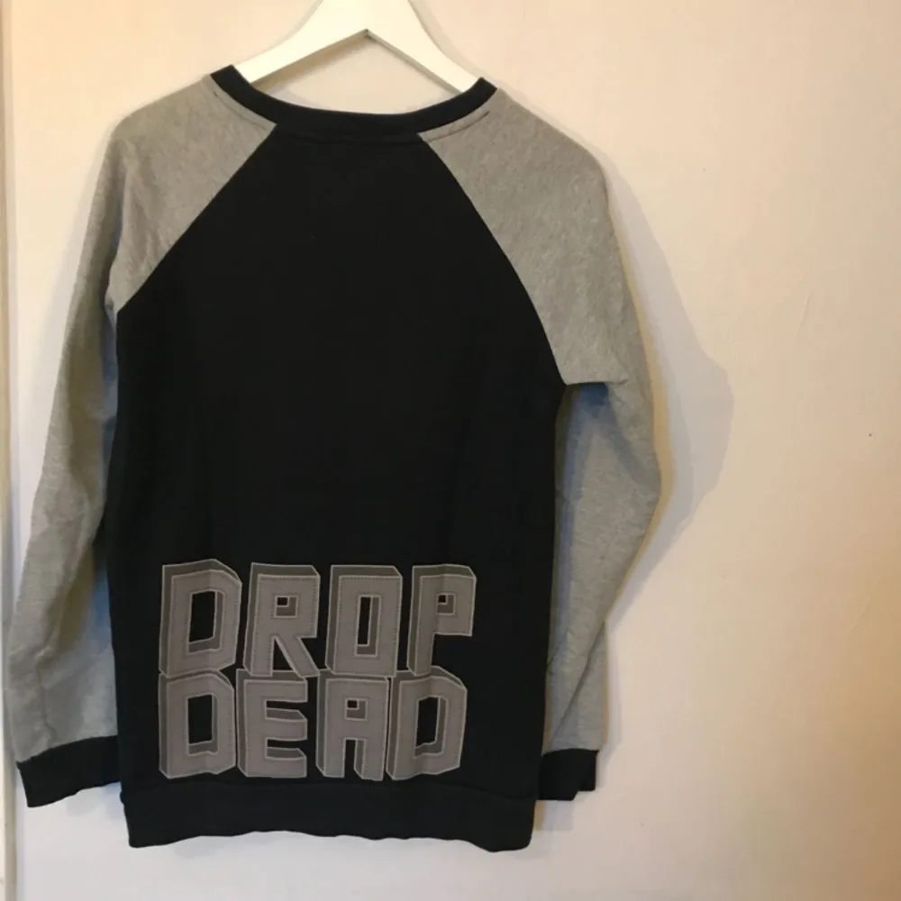 Säljer min älskade tröja från Drop Deads äldre kollektion. Tryck både fram och bak. Fint skick och finns inte att köpa längre. Pris kan diskuteras vid snabb affär!. Hoodies.