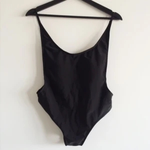  - 🍳🍳🍳 Svart svinsnygg baddräkt med djup urringning och inbyggda pads vid brösten. Sista bilden visar hur modellen sitter på. Kan skicka eller mötas i Stockholm. Köparen står för frakt. 💣💣💣