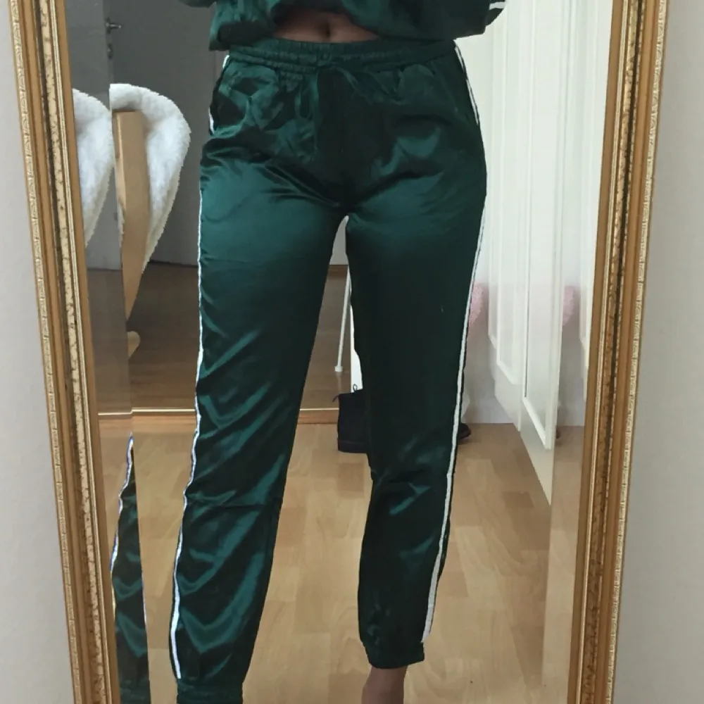 Two piece set från Fashion Nova. Storlek M men sitter som XS/S. Glansigt material. Aldrig använd. Frakt ingår i priset⭐️. Hoodies.