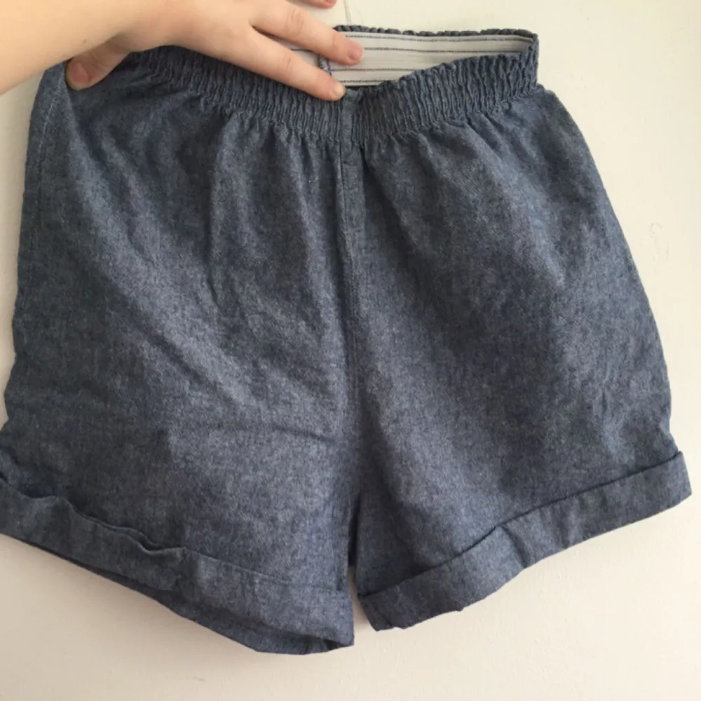 JÄTTESKÖNA tyg shorts från American Apparel med resår. XS men nog passar S-M om resåren går över rumpan. Då är dom jättesköna, passar tyvärr inte mig längre :(  Frakten är inkluderad i priset (postens S påse, 35kr.) Kan även mötas upp i Uppsala, då försvinner kostnaden för frakten.. Shorts.