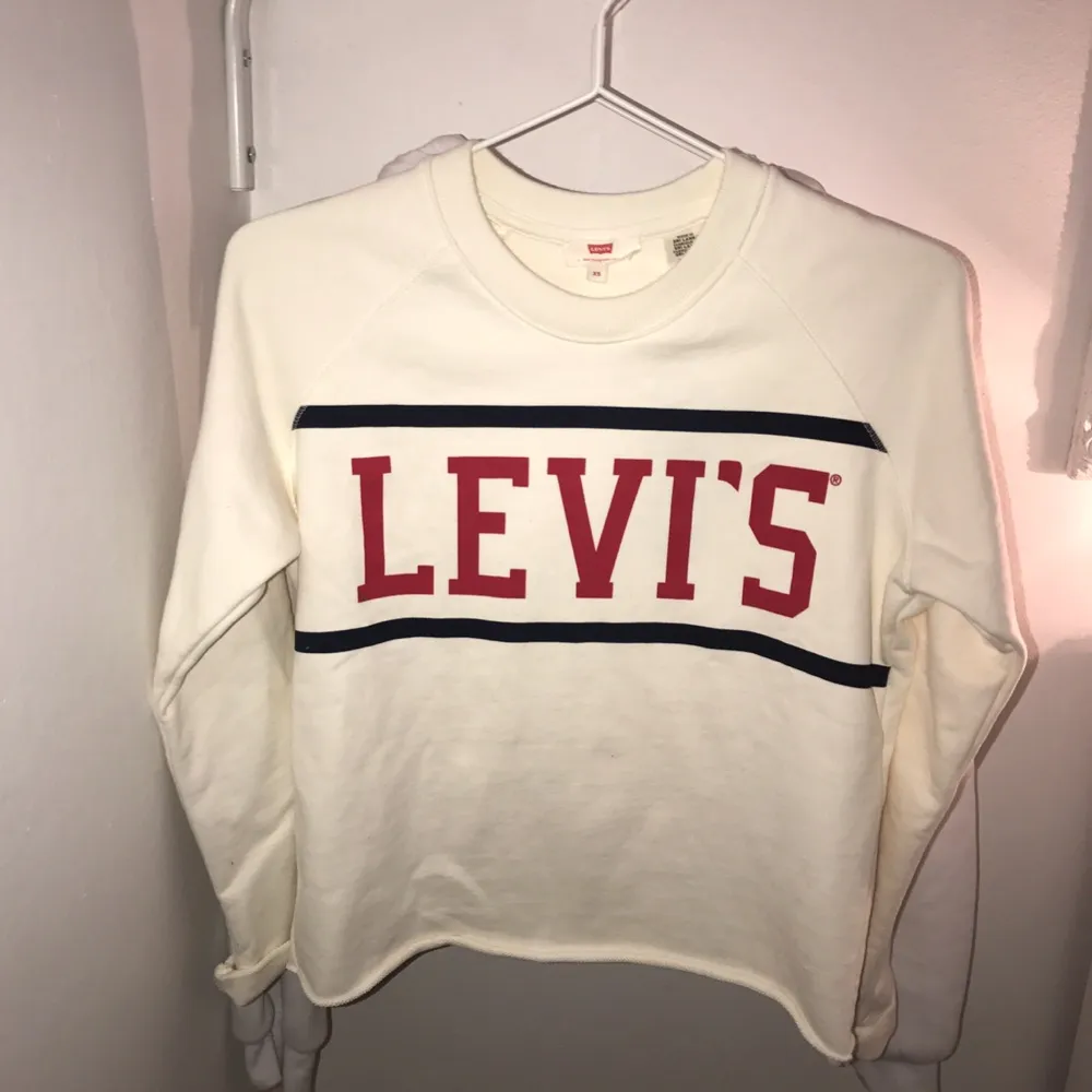 Ball levi's-tröja. ❤️❤️Köpt för en månad sedan på carlings. Säljer pga den Skulle lämnas tillbaks men tiden gick ut. Aldrig använd, tycker att det är synd att en så fin tröja ska ligga o damma i garderoben :(( Frakt ingår i priset <3. Hoodies.