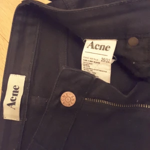  - Svarta acne jeans i bra skick.