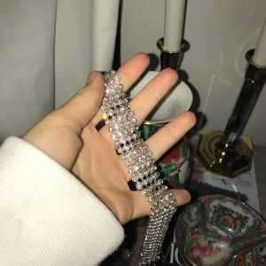  - Glammig choker. Knappt använd köpt från na-kd.  Bra kvalle och glittrar löjligt fint i blixt, perfekt för utekväll💫 Står för eventuell frakt 