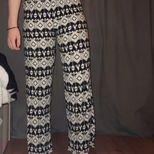  - Byxor från beyond retro. De är vida i byxbenet och de är fett sköna! De är stretchiga med resår i midja men tyvärr kommer de inte till användning längre